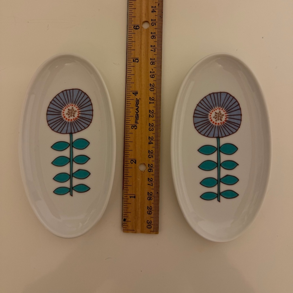NWT Harekutani (Made in Japan) set of 2 small oval plates